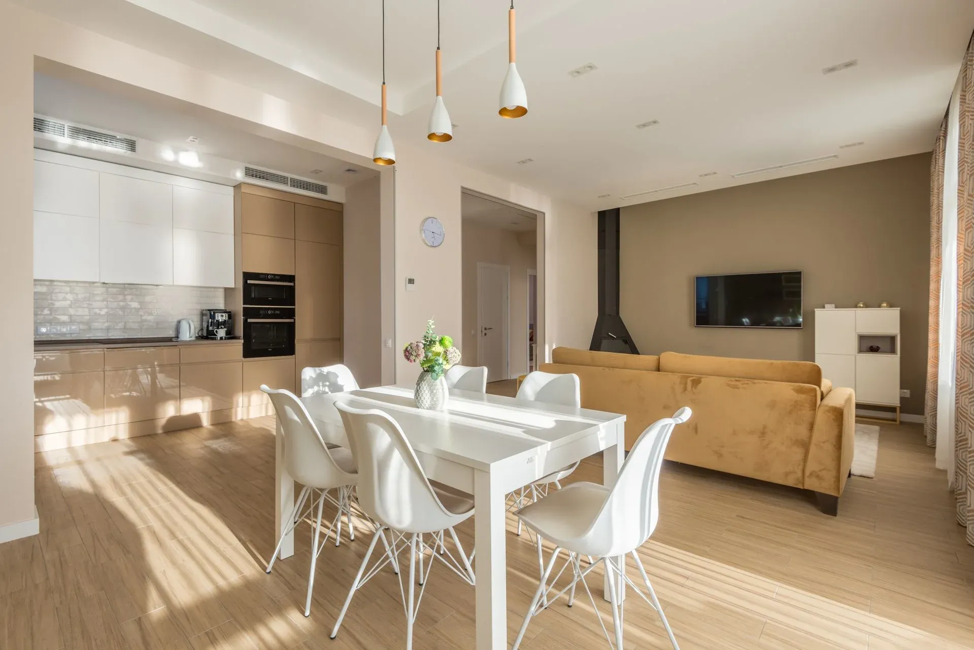 Interior modern dengan furniture dan pencahayaan yang saling mendukung